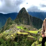 Turista con poncho cafe en Machu Picchu