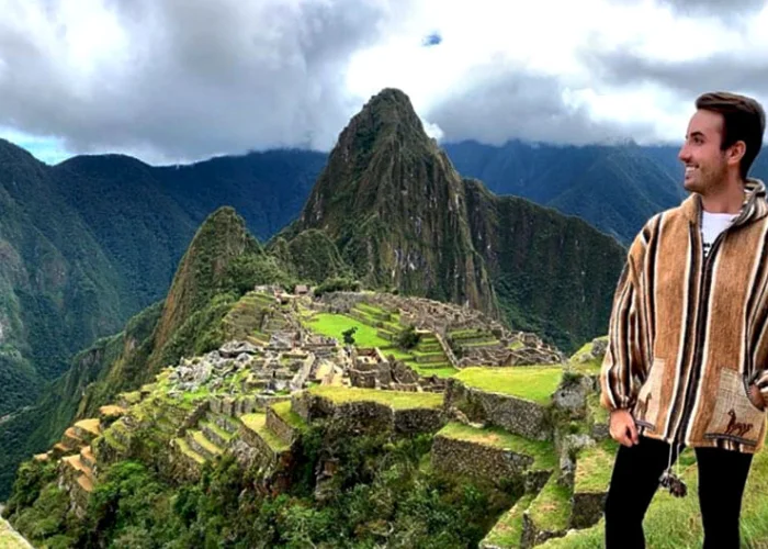 Turista con poncho cafe en Machu Picchu